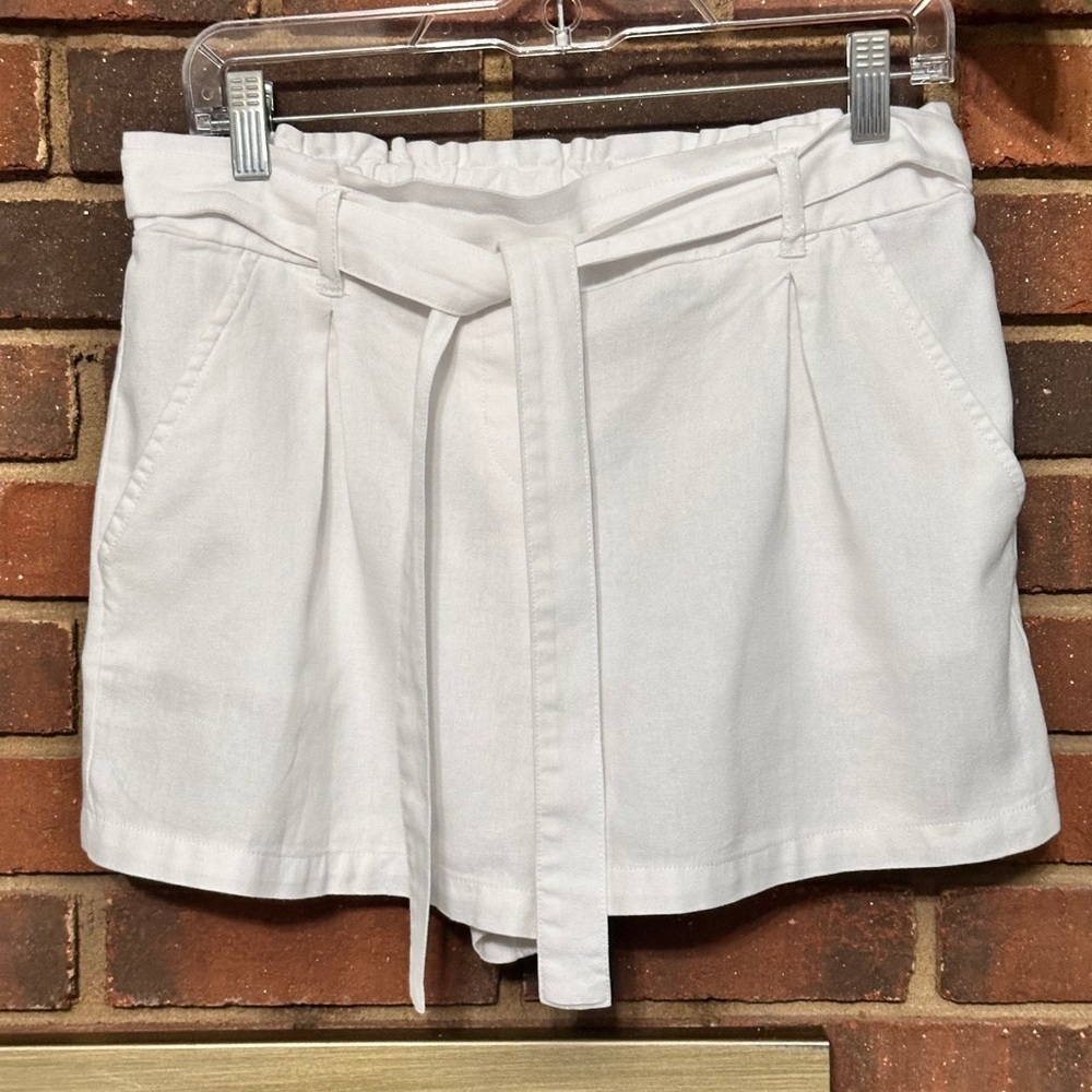 Simply blessed 2” shorts with ties belt Size M
Excellent condition